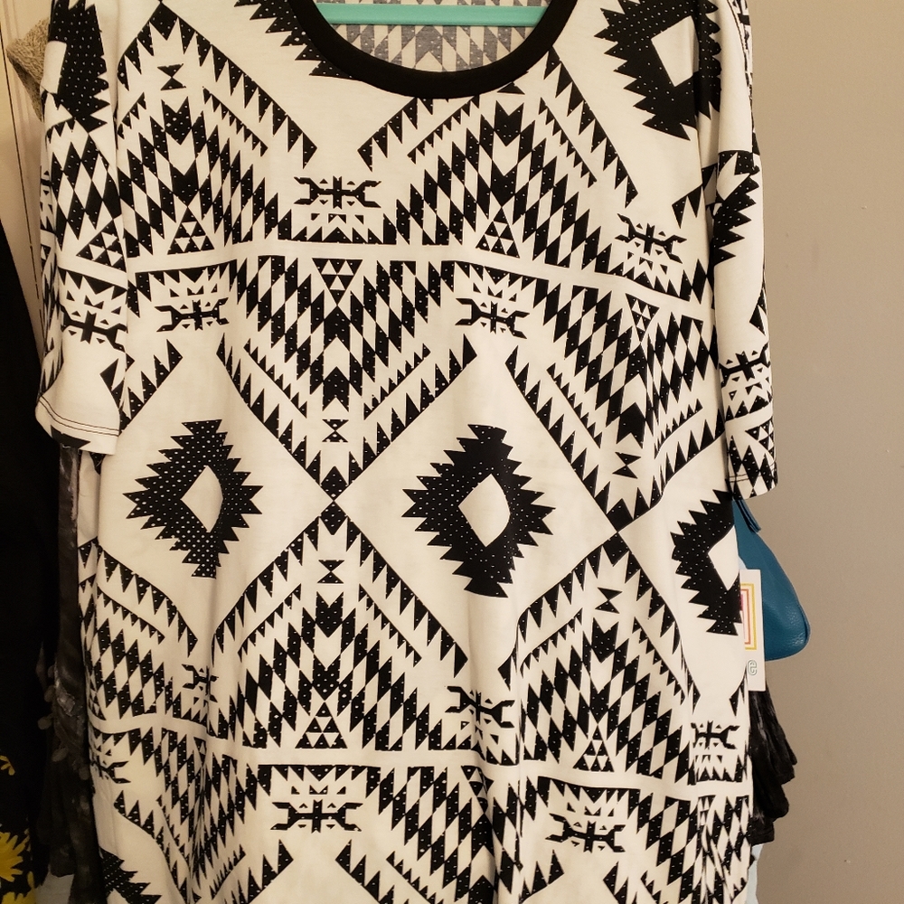 Brand new never worn Lularoe tee